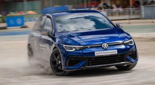 Volkswagen Golf R Performance giá gần 1,9 tỷ đồng có gì khiến giới mê xe phải 'xiêu lòng'?